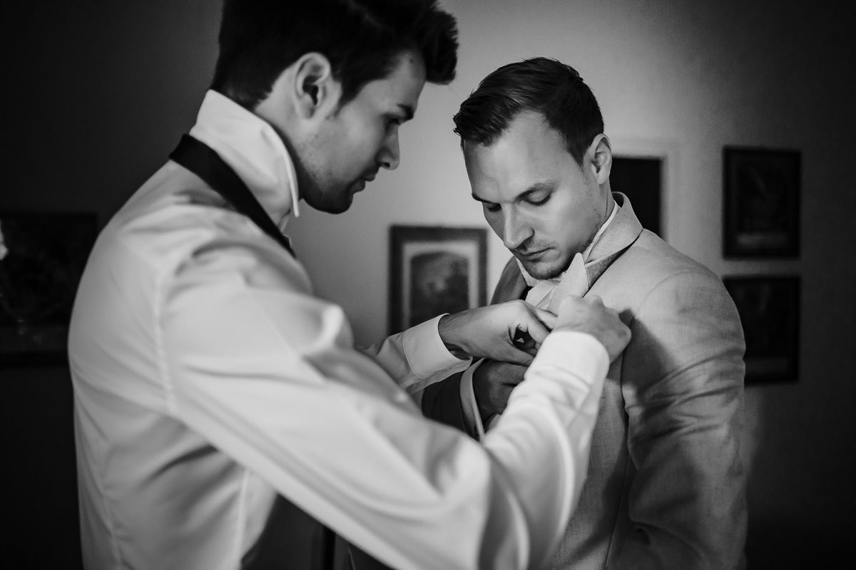 Hochzeitsreportage Schloss Neuhaus Vorbereitungen Bräutigam
