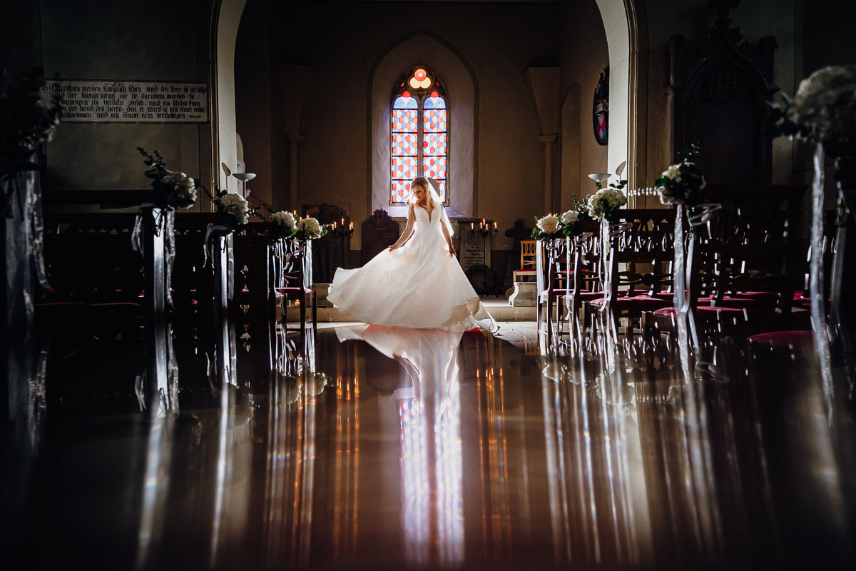 Hochzeitsofotos in der Kapelle im Schloss Neuhaus