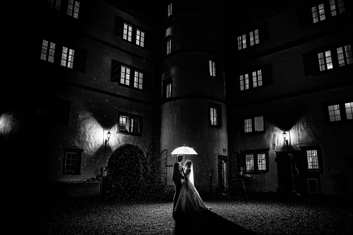 Hochzeitsfotos im Regen im Schloss Neuhaus