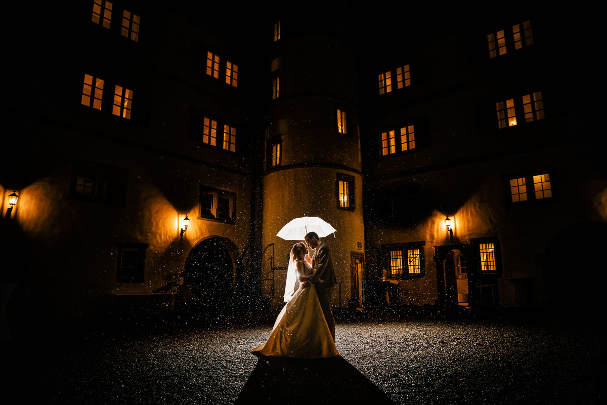 Hochzeitsfotos im Regen im Schloss Neuhaus
