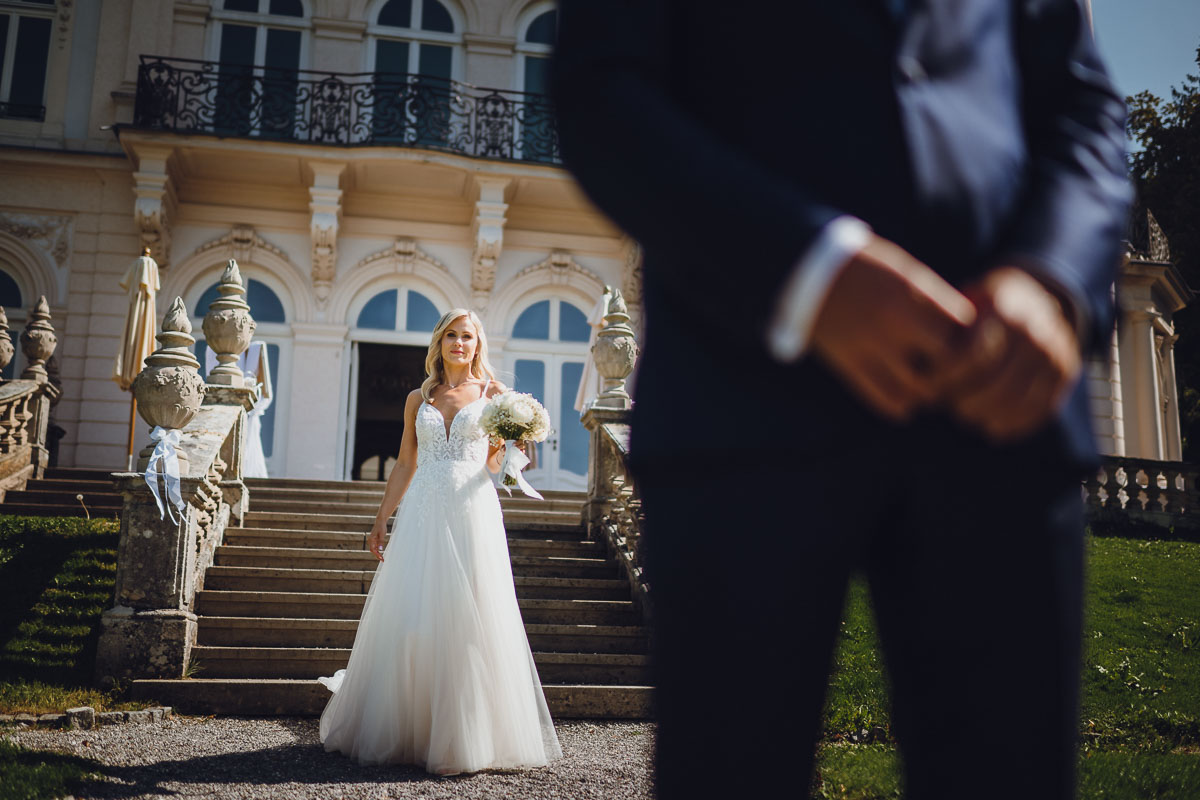 First Look Braut und Bräutigam bei einer Hochzeit in der Villa Raczynski
