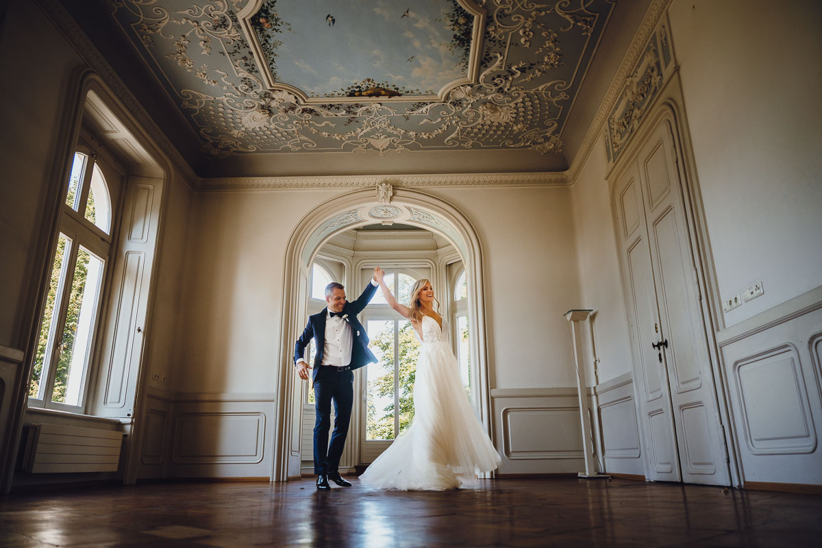 Hochzeitsfotos in den Innenräumen der Villa Raczynski