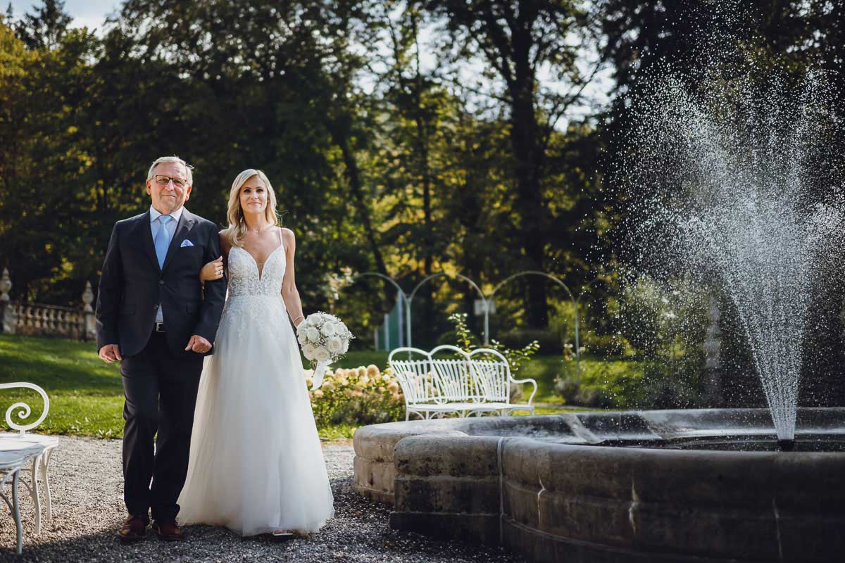 Braut und Brautvater bei einer freien Trauung in der Villa Raczynski