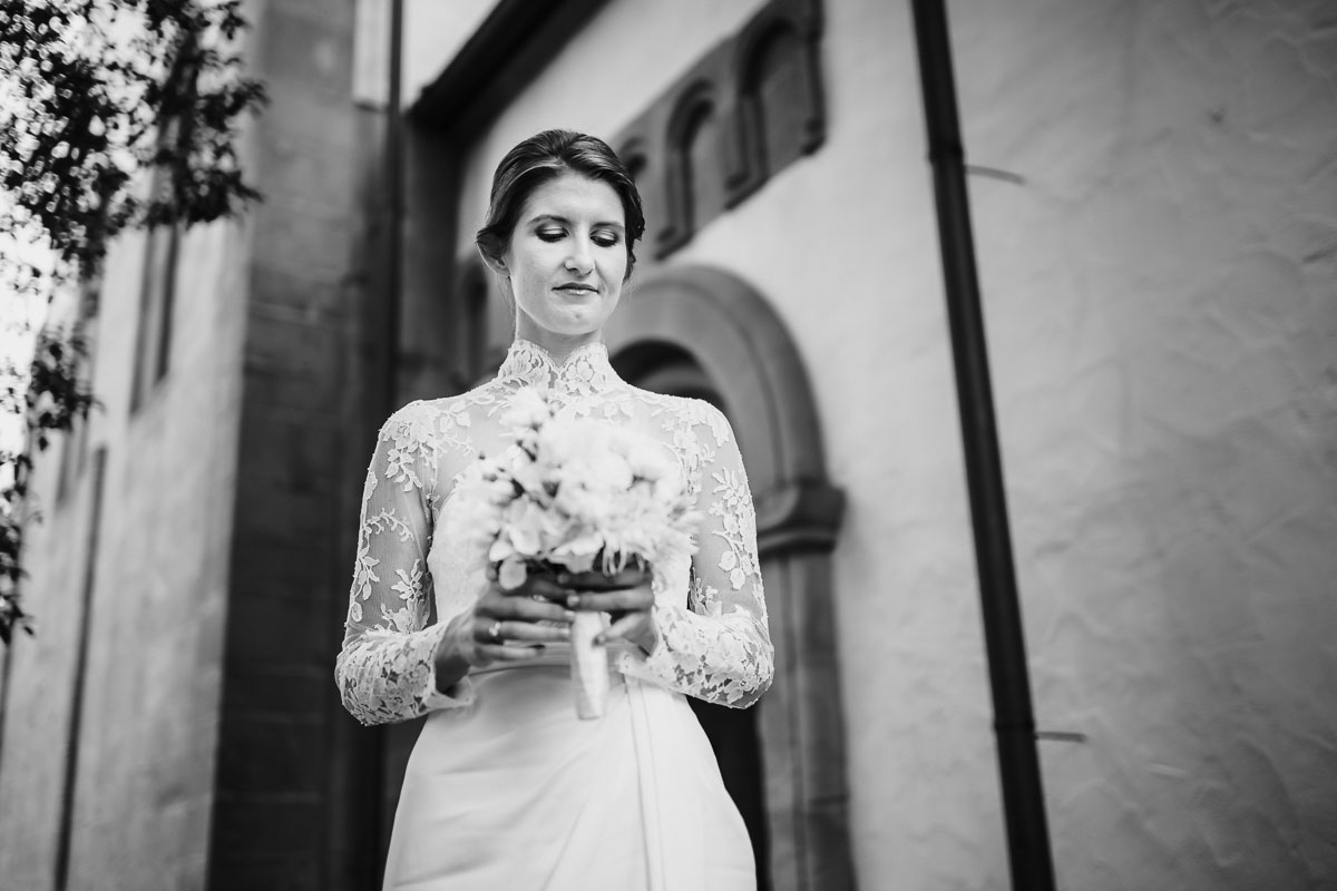Braut vor der Kirche Sankt Peter in Gelnhausen