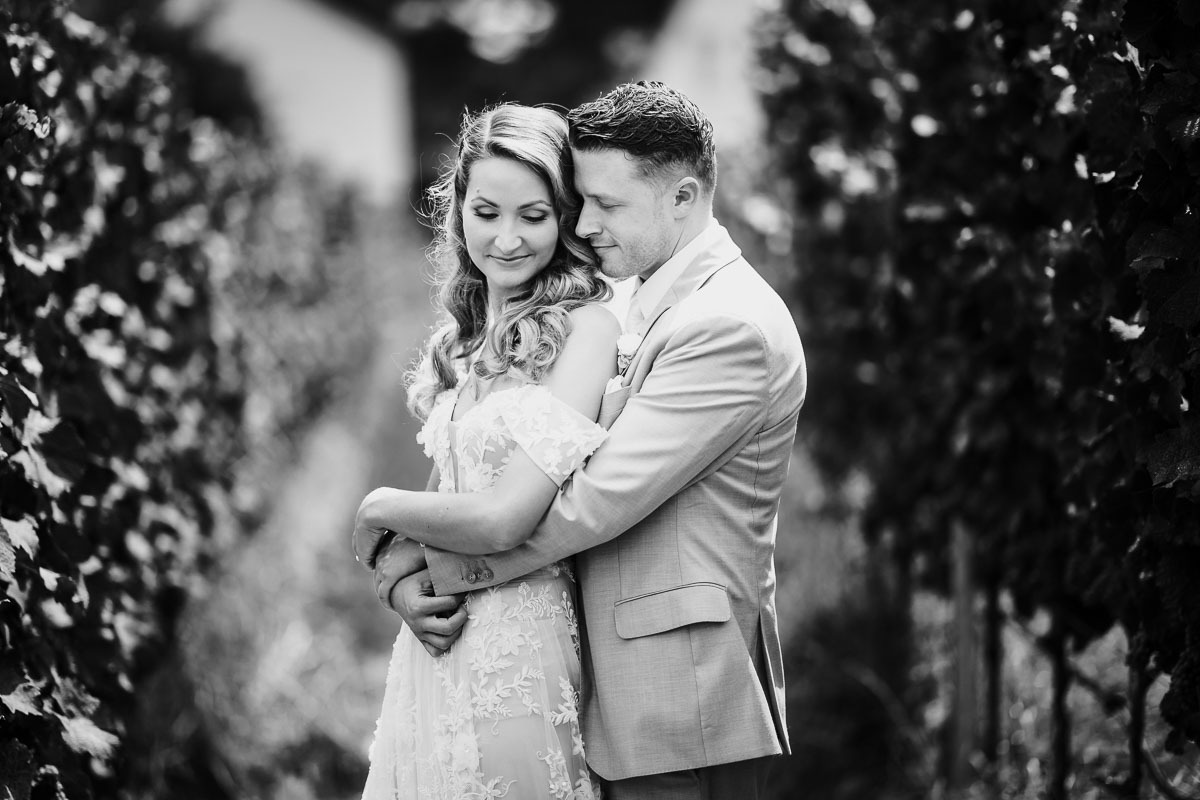 Hochzeitsfotos in den Weinreben bei einer Hochzeit im Weingut von Winning