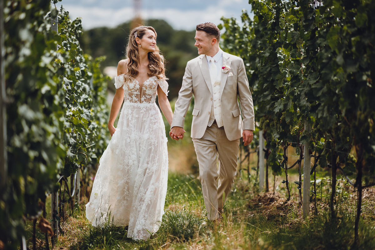 Hochzeitsfotos in den Weinreben bei einer Hochzeit im Weingut von Winning