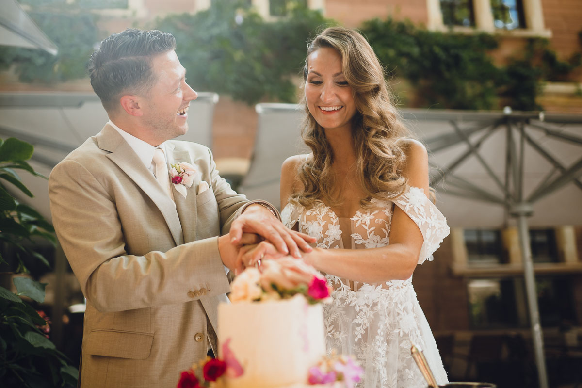 Hochzeit im Weingut von Winning der Tortenanschnitt