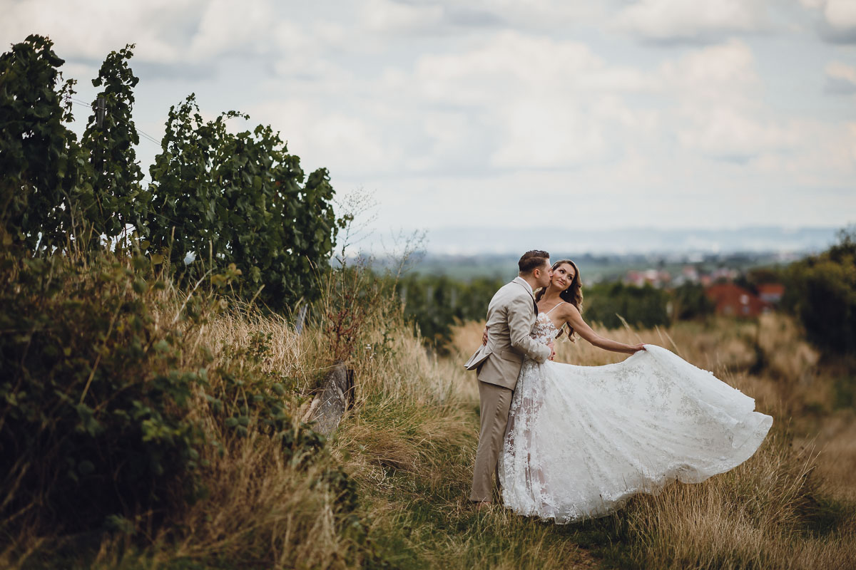 Hochzeitsfotos in den Weinbergen bei einer Hochzeit im Weingut von Winning in Deidesheim