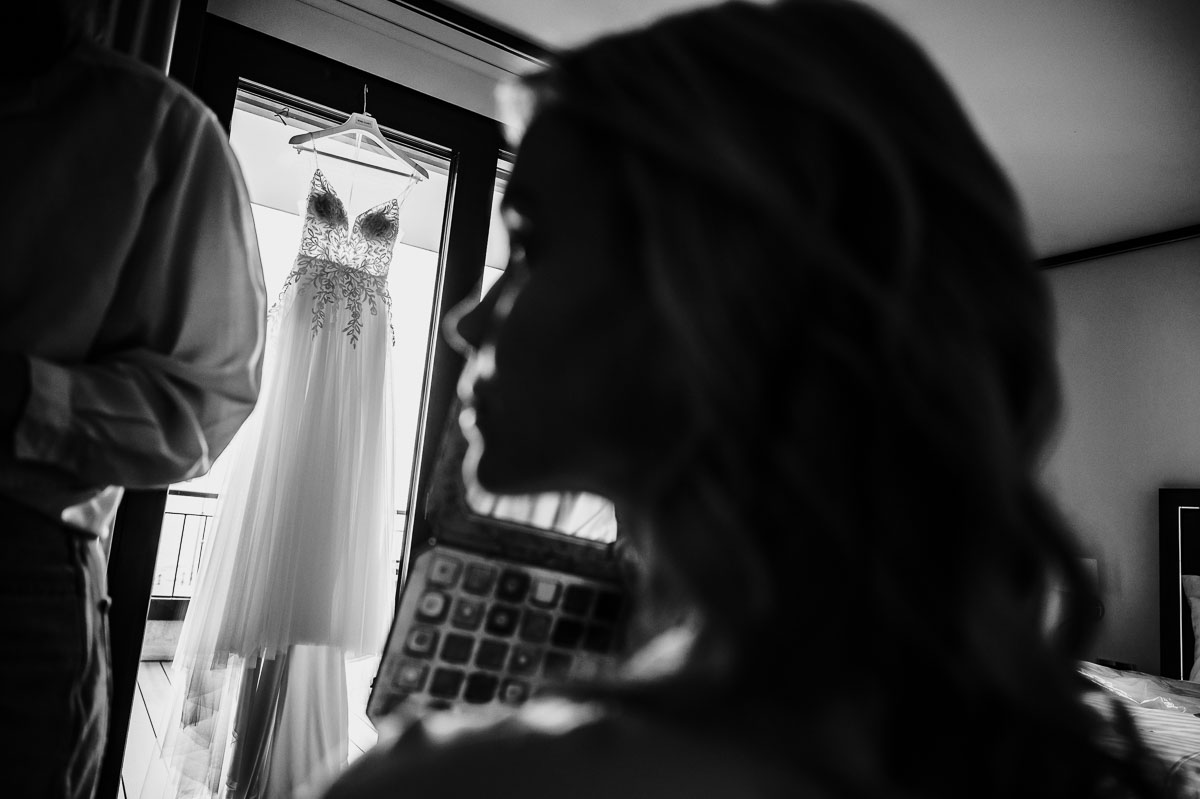 Brautkleid beim Styling fotografiert