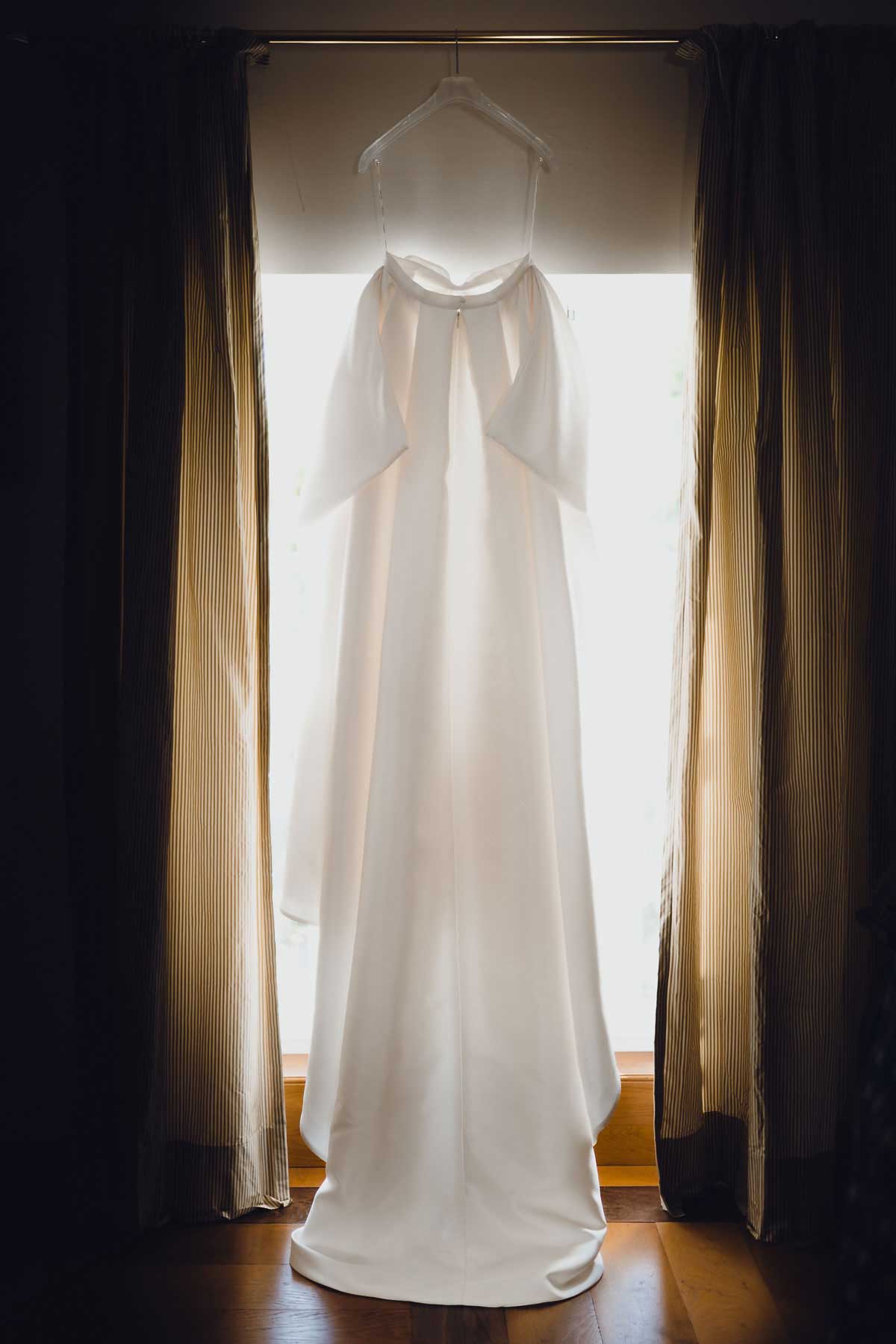 Brautkleid im Fenster fotografieren