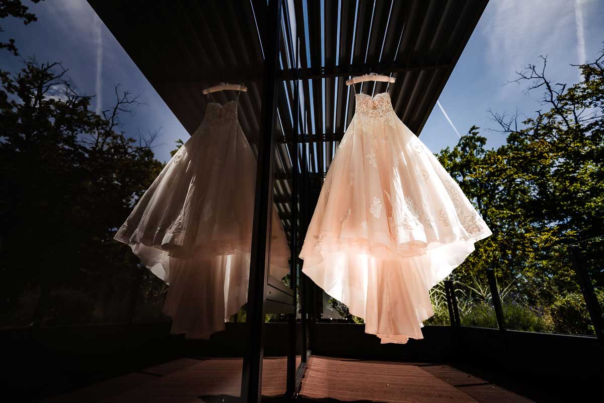 Brautkleid draussen fotografieren