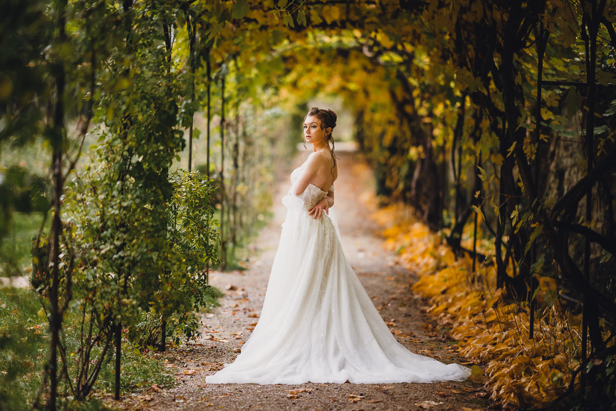 Braut im Rosengarten vom Schlosshotel Kronberg