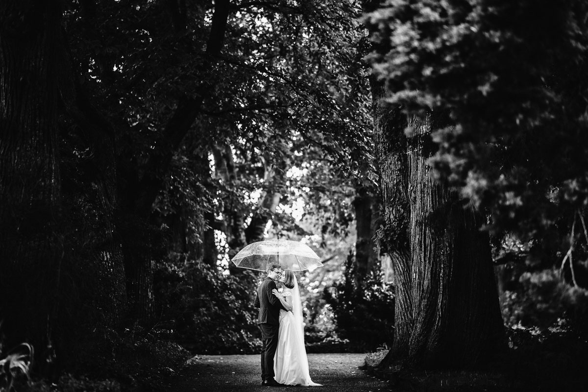 Hochzzeitsfoto im Regen auf der Insel Mainau