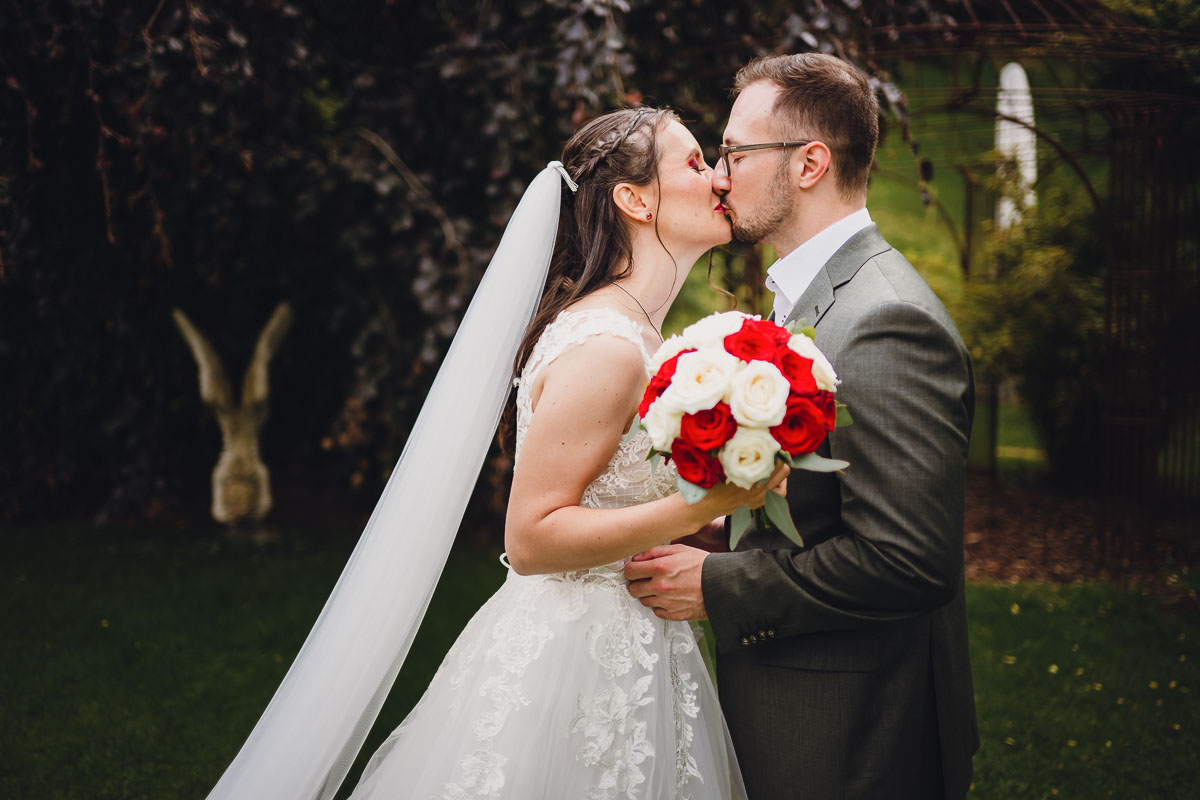 First Look bei einer Hochzeit im Hofgut Hohenstein