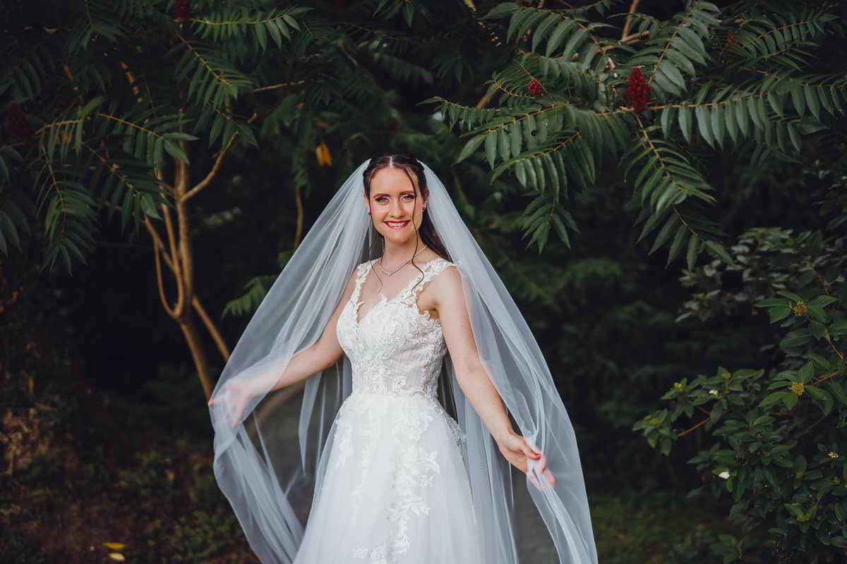 Hochzeitsfotos der Braut im Hofgut Hohenstein