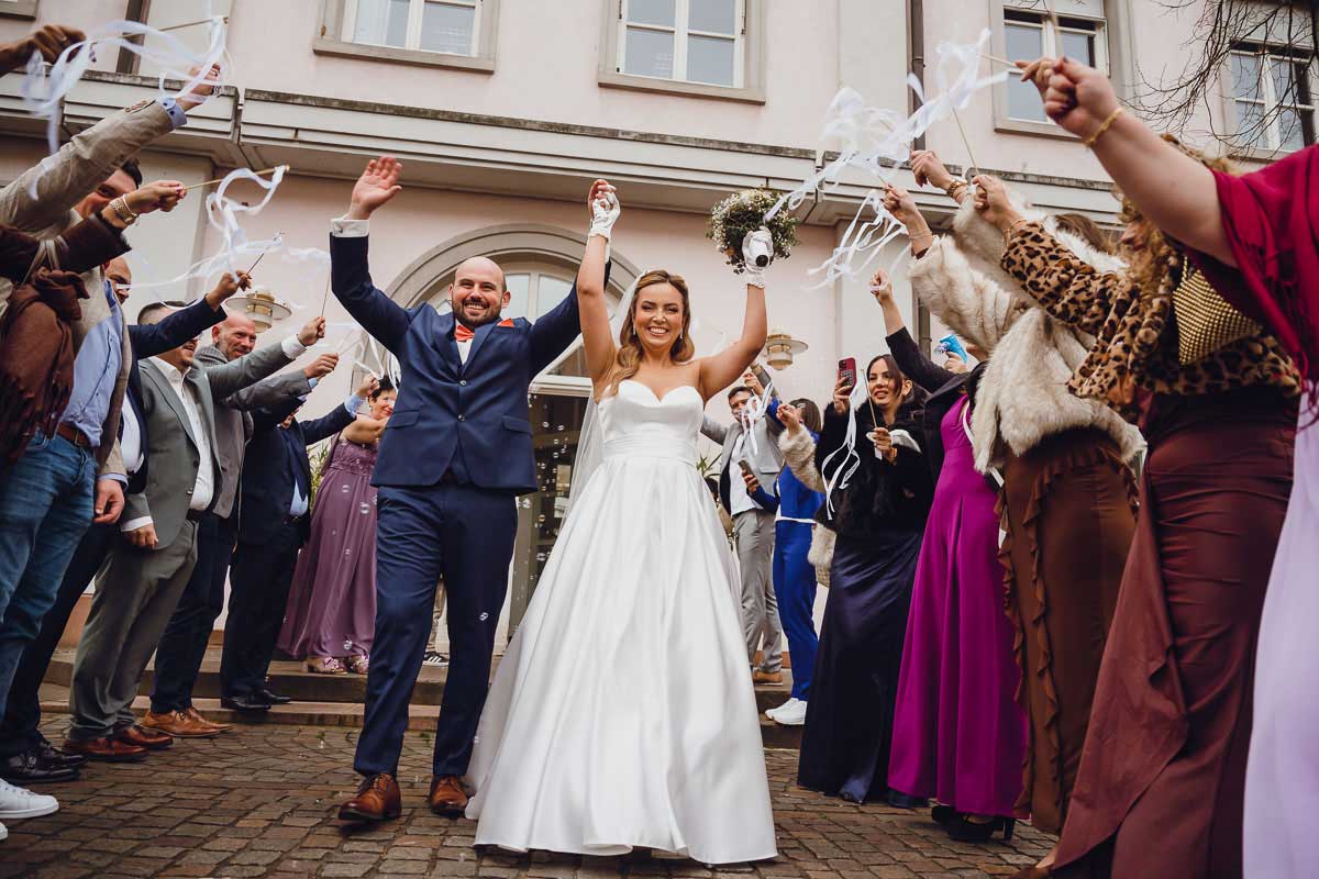 Auszug Brautpaar nach einer standesamtlichen Trauung