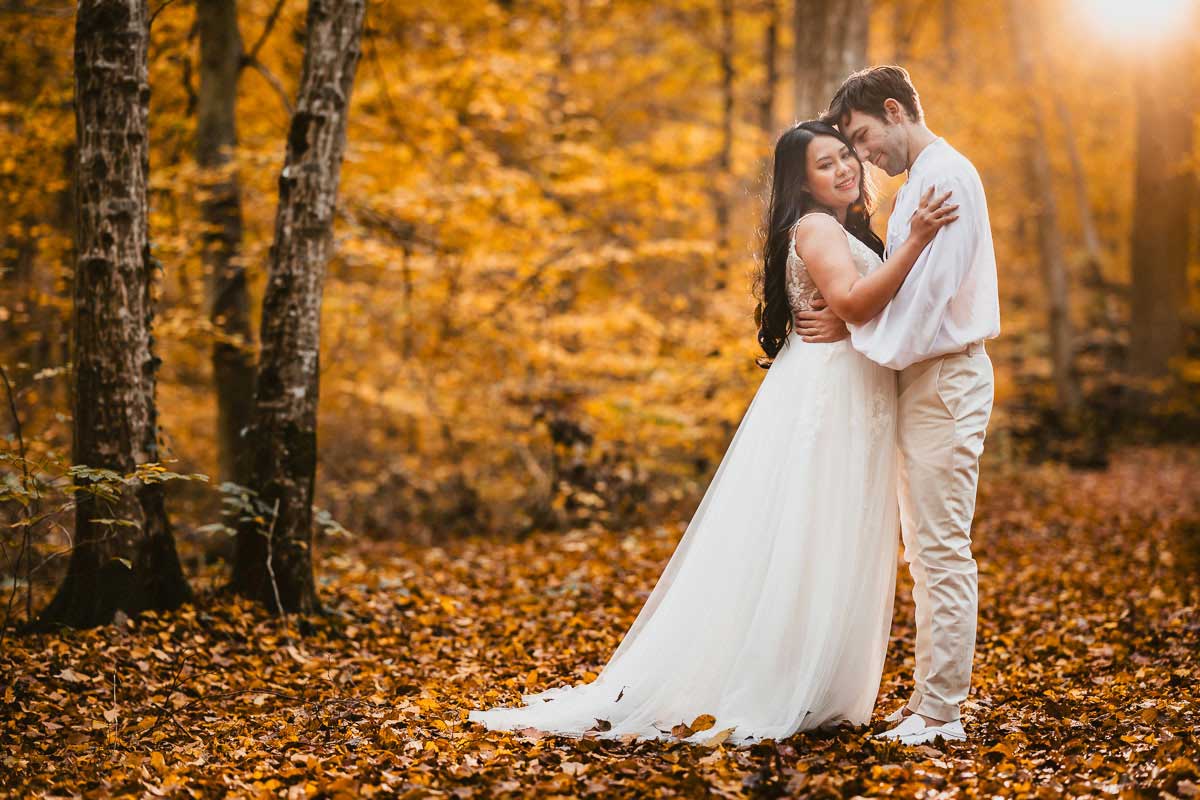 Hochzeit Schloss Oberndorf Hochzeitsbild eines Brautpaares im Wald