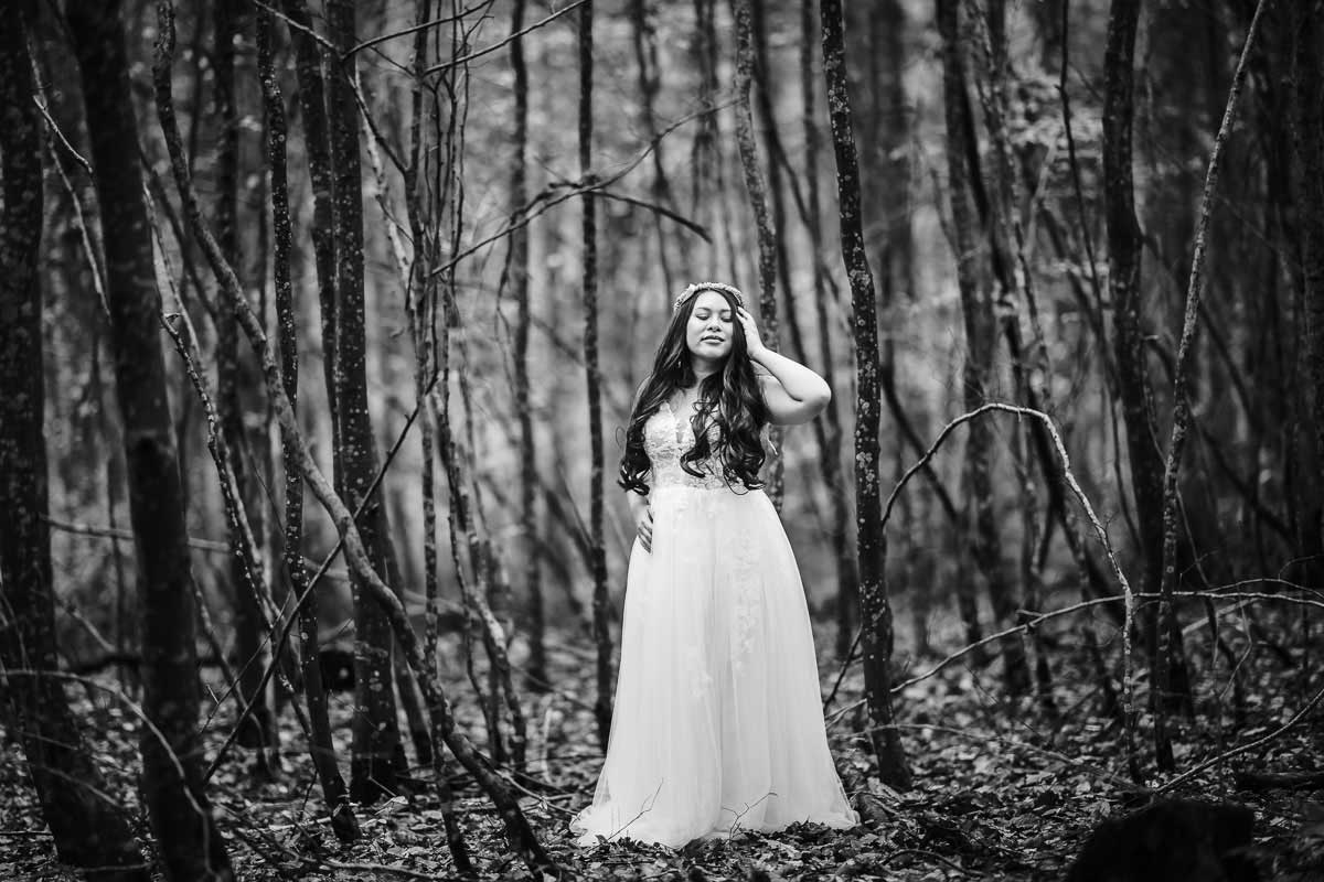 Brautbild im Wald für eine Hochzeit im Schloss Oberndorf