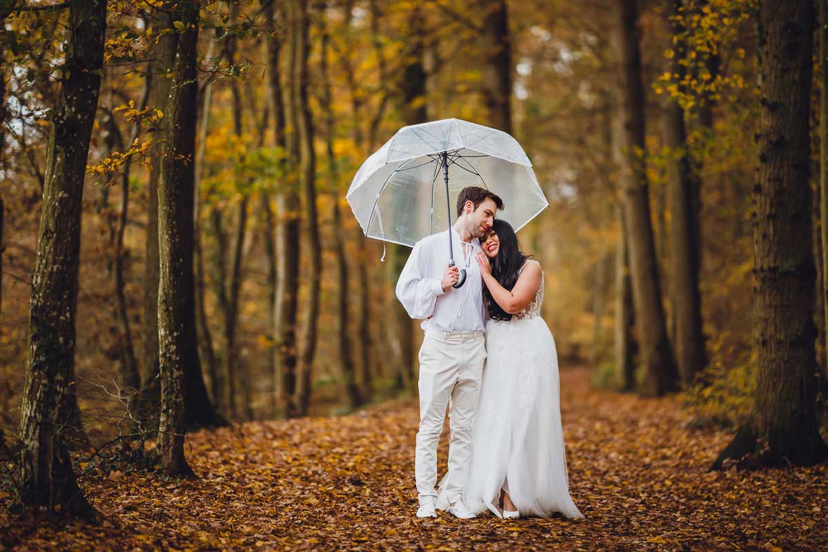 Hochzeit Schloss Oberndorf Hochzeitsbild eines Brautpaares im Wald bei Regen