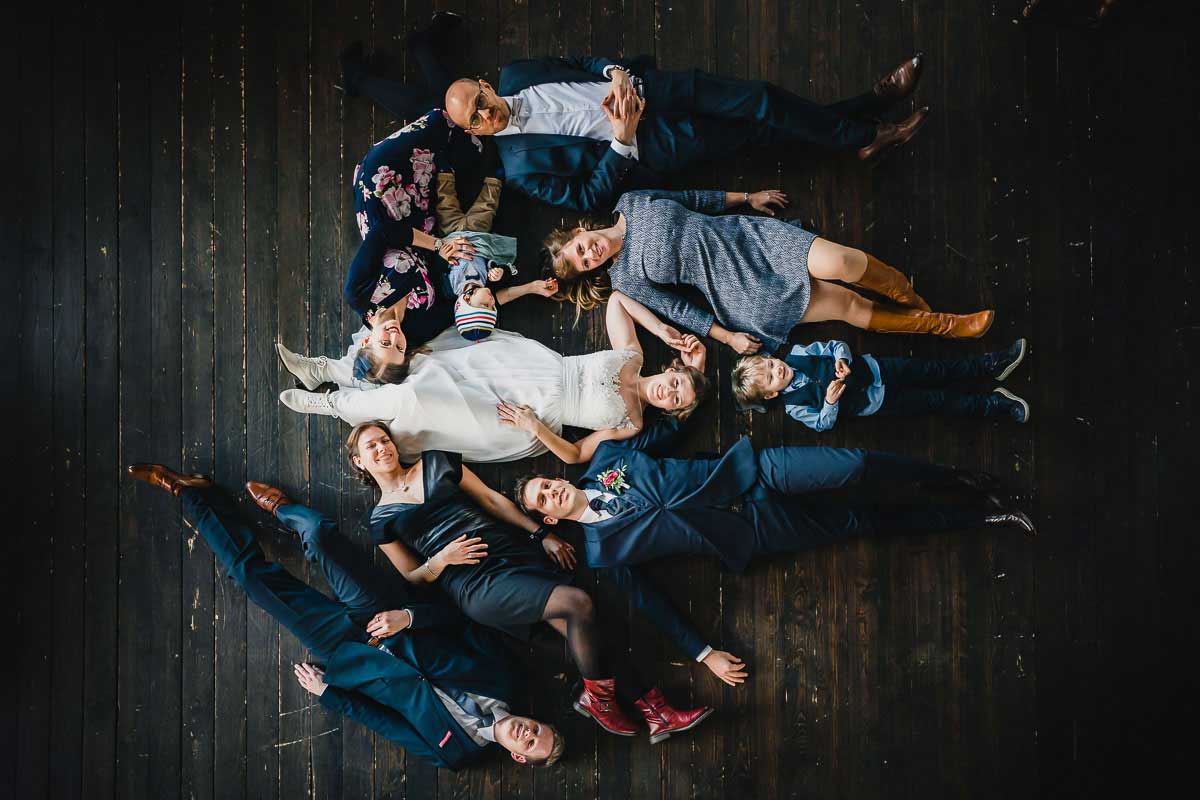 Gruppenbild nach einer standesamtlichen Trauung