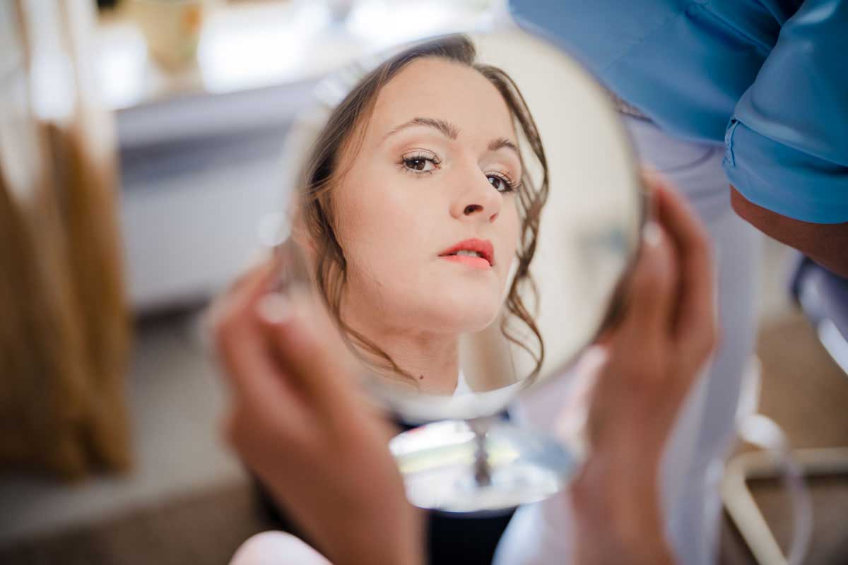 Spiegelung der Braut beim Styling