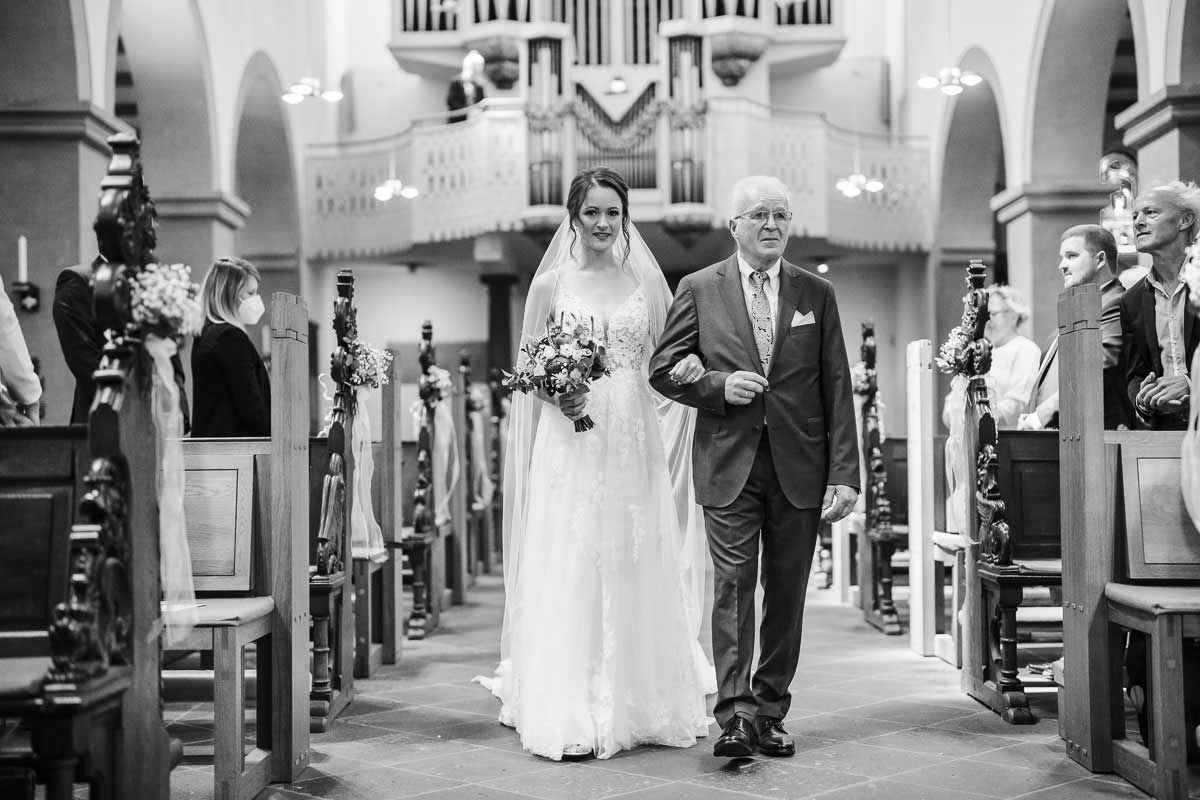 Einzug Braut mit Vater kirchliche Trauung