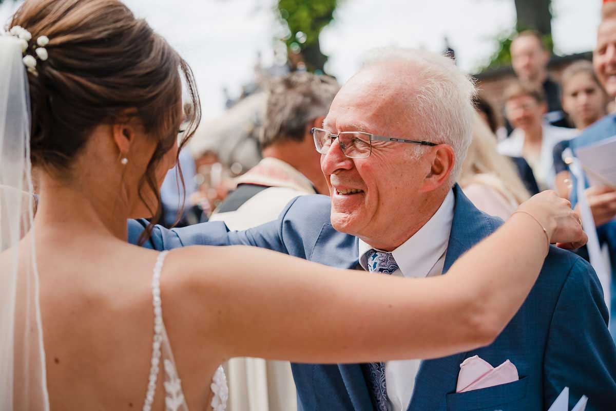 Gratulationen nach der kirchlichen Trauung