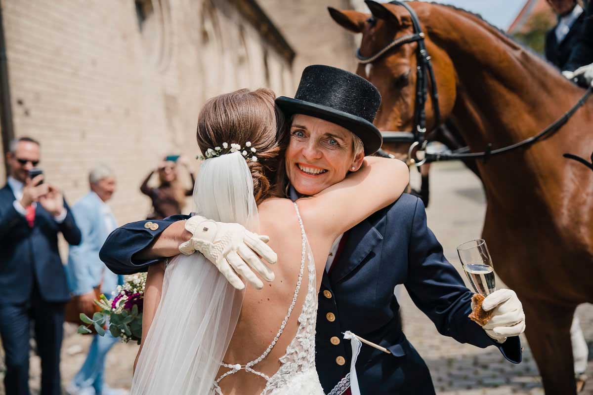 Gratulationen nach der kirchlichen Trauung