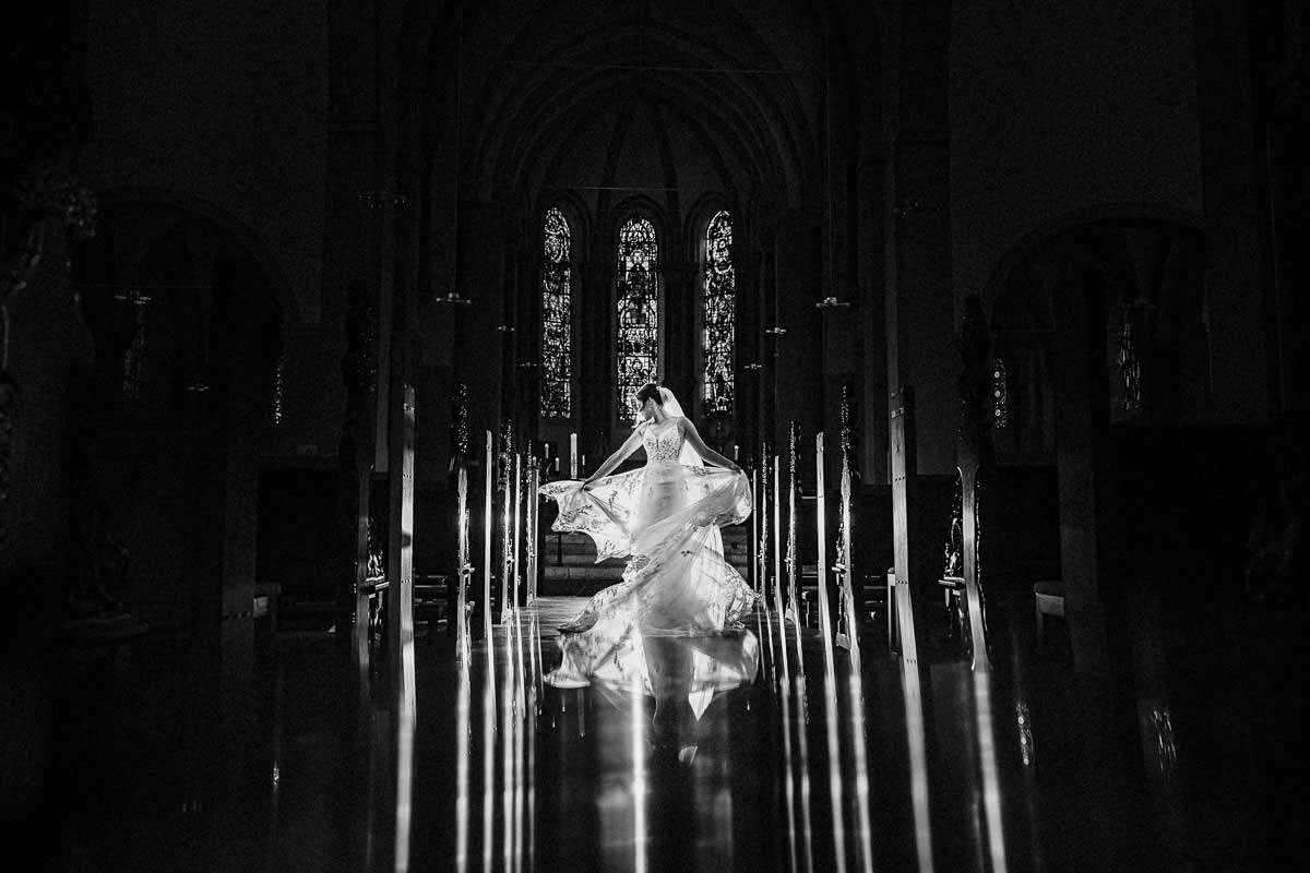 Hochzeitsfotos Brautpaar in einer Kirche