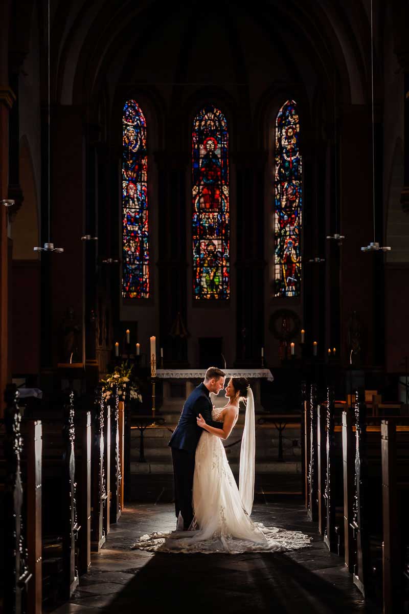 Hochzeitsfotos Brautpaar in einer Kirche