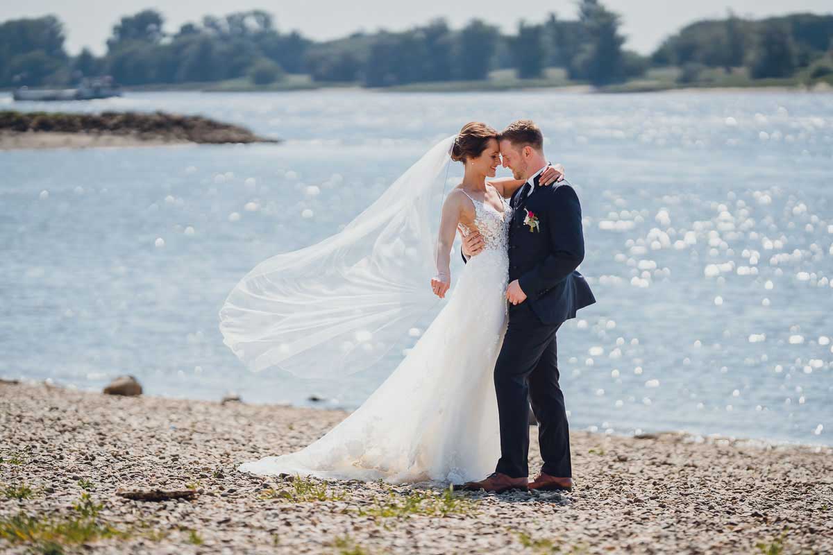 Hochzeitsfotos am Rhein vor einer Hochzeit Burg Wegberg