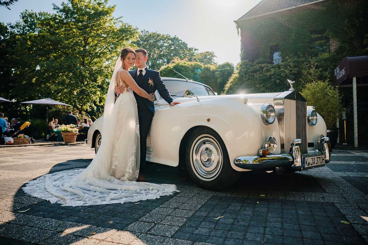 Braut mit auto vor der Burg Wegberg