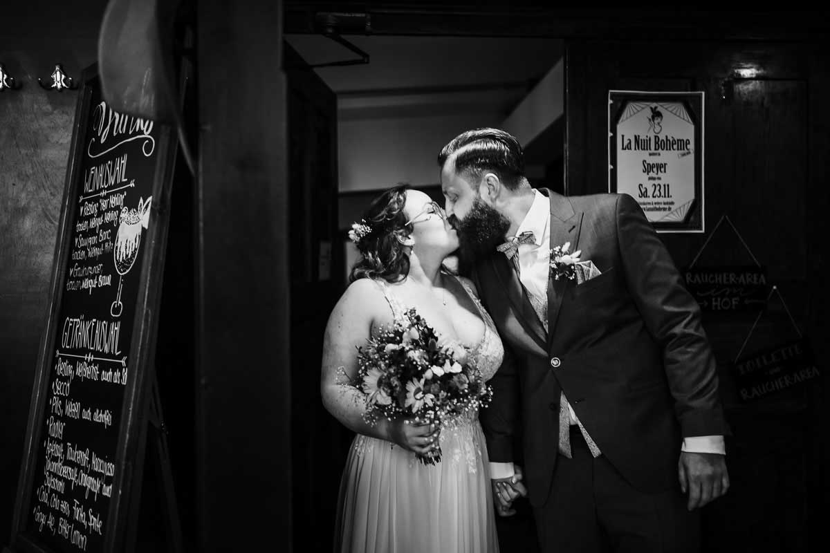 freie Trauung Philipp Eins Speyer Kuss Brautpaar