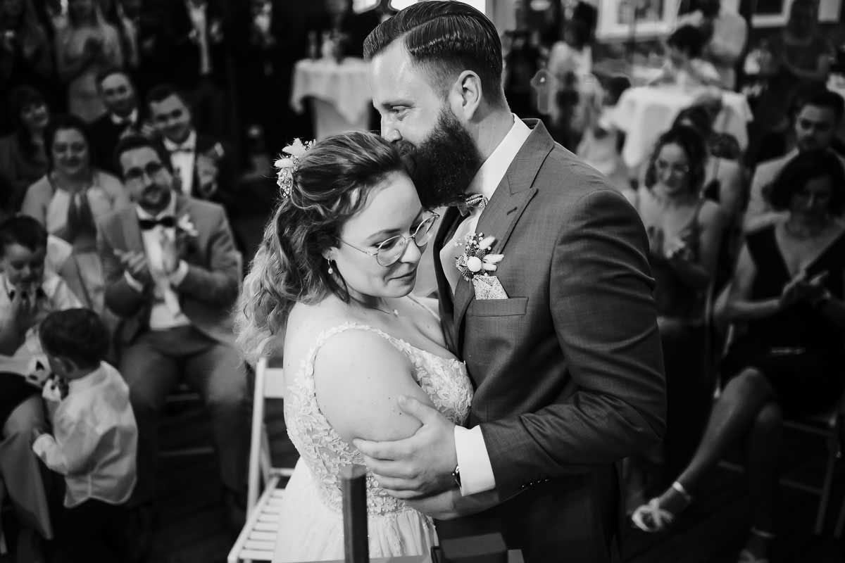 freie Trauung Philipp Eins Speyer Kuss Brautpaar