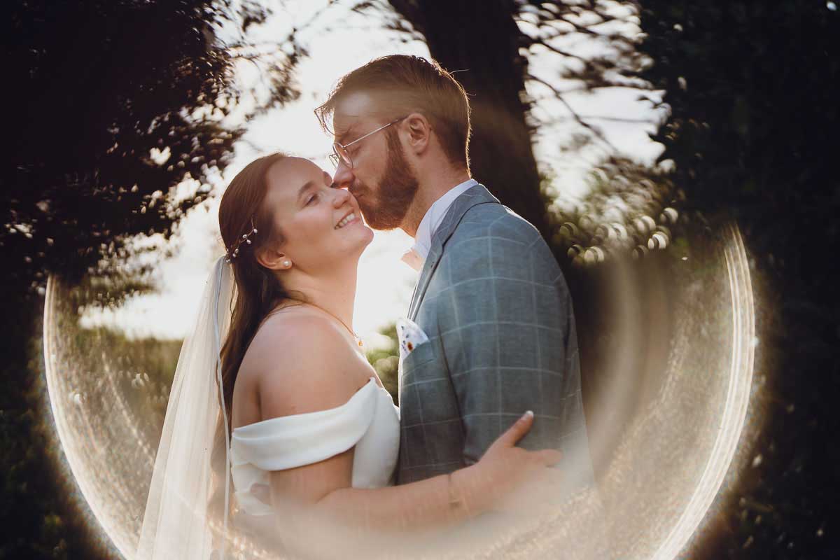 Hochzeitsbild von einem Brautpaar nach einer standesamtlichen Trauung