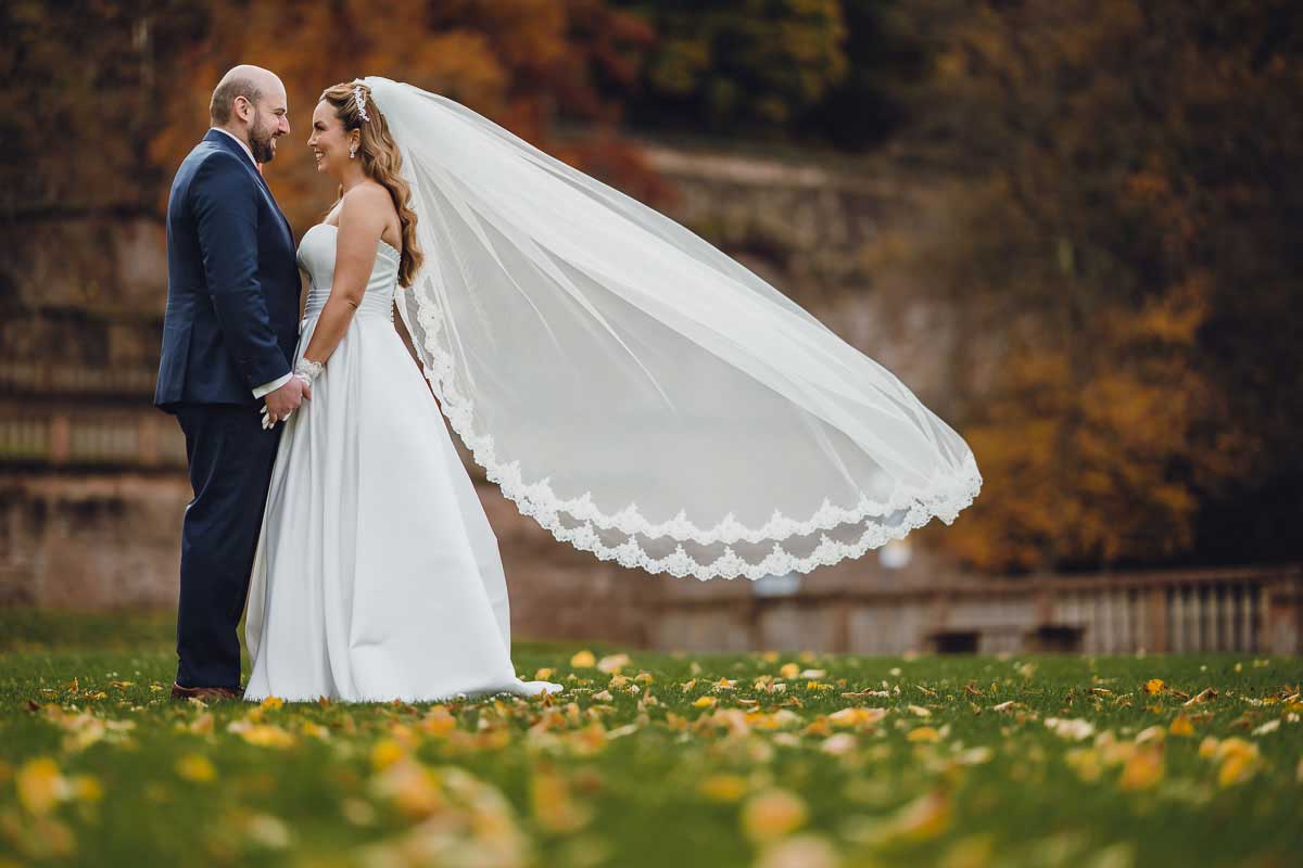 Braut mit Brautkleid bei einer standesamtlichen Hochzeit