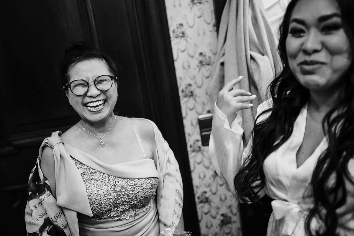 Braut und Mutter bei einer Hochzeit im Schloss Oberndorf