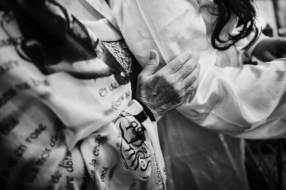 Details Hände vn Braut und Mutter bei einer Hochzeit im Schloss Oberndorf