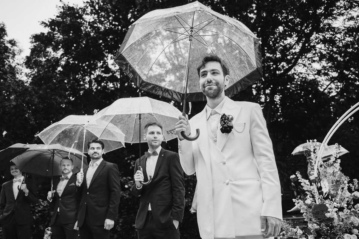 freie Trauung im Regen bei einer Hochzeit im Schloss Oberndorf