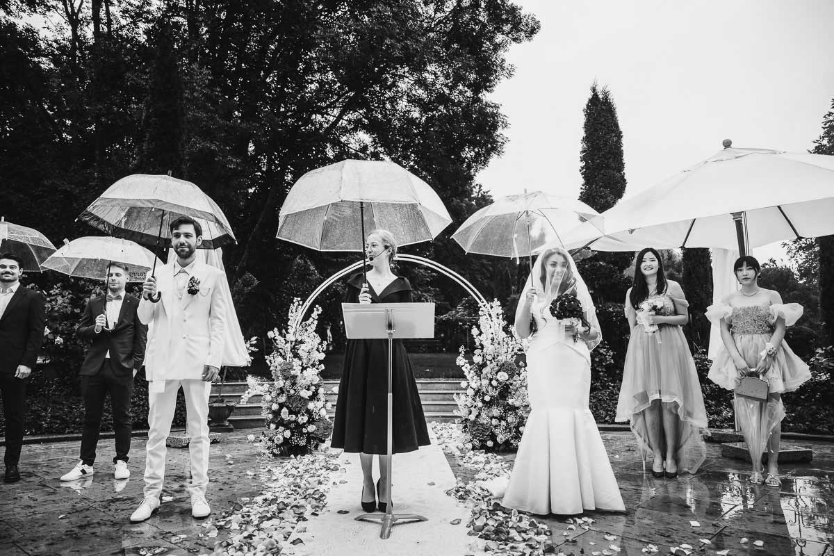 freie Trauung im Regen bei einer Hochzeit im Schloss Oberndorf