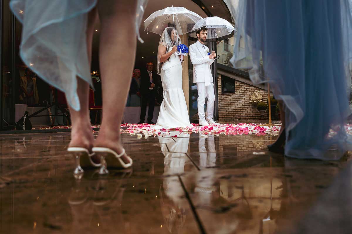 freie Trauung im Regen bei einer Hochzeit im Schloss Oberndorf