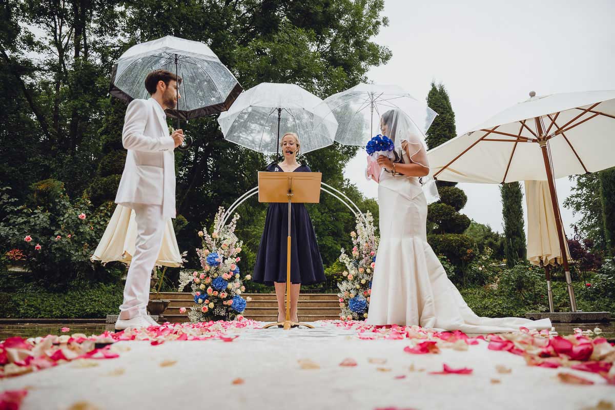 freie Trauung im Regen bei einer Hochzeit im Schloss Oberndorf