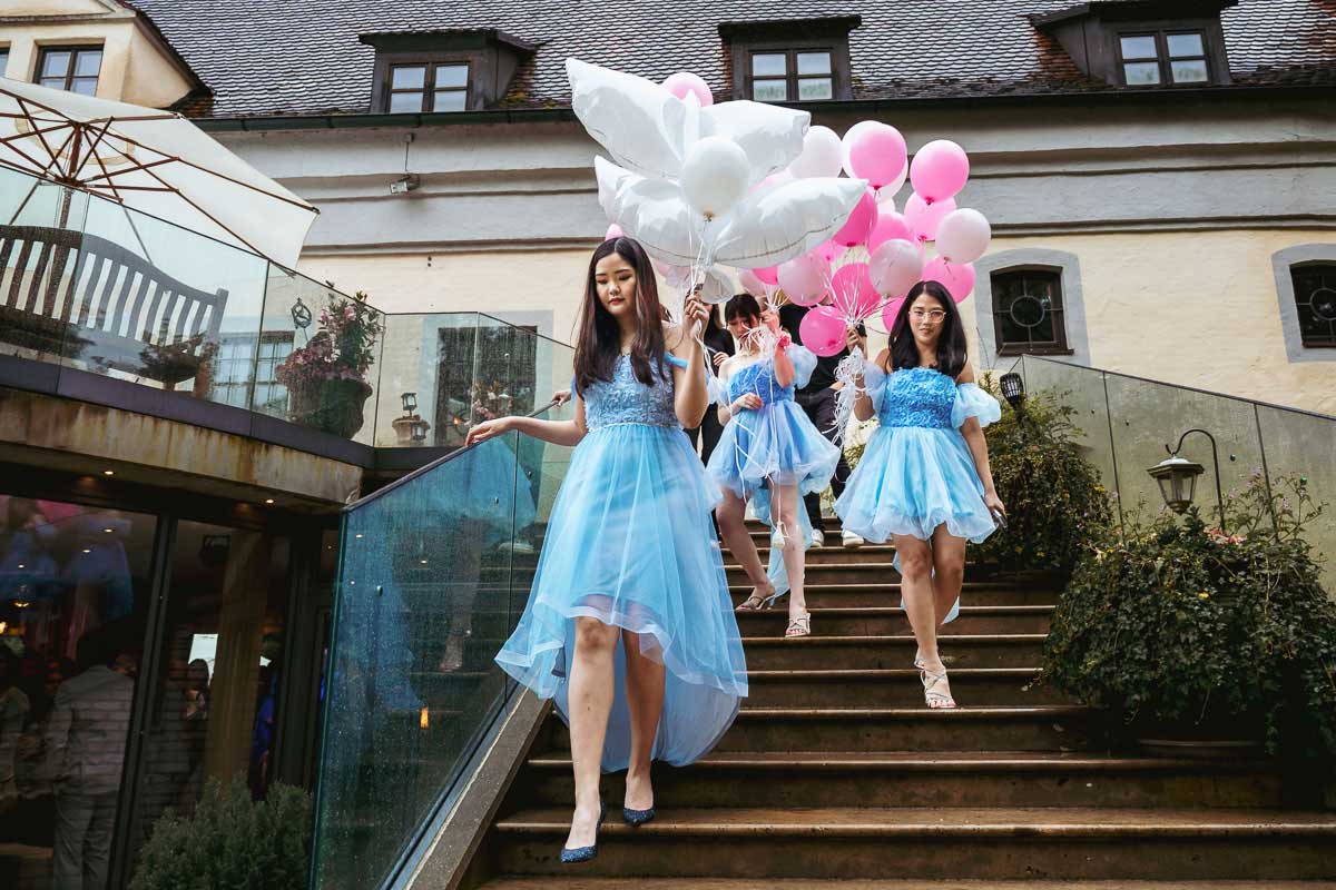 Brautjungfern im Ballons bei einer Hochzeit im Schloss Oberndorf