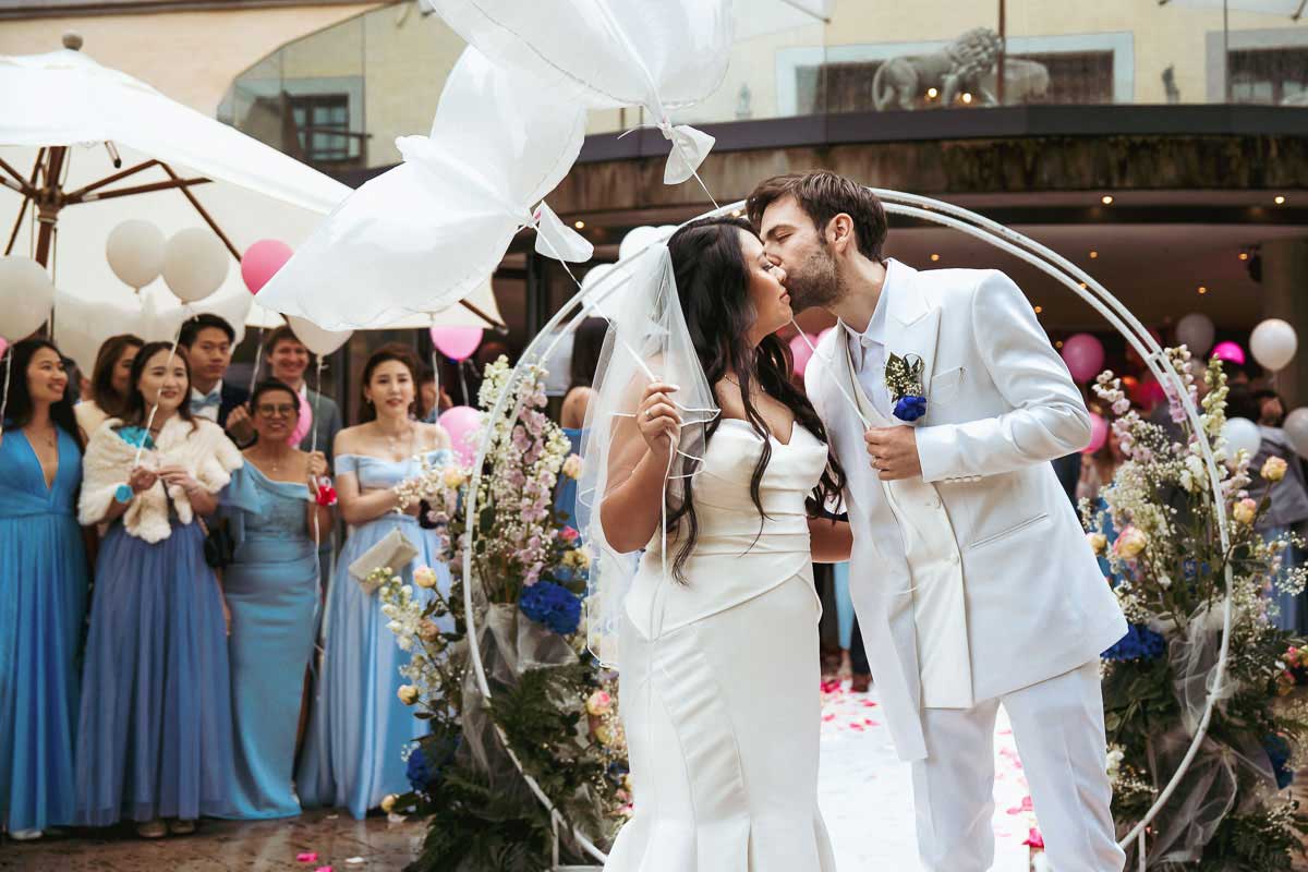 Kuss Braut und Bräutigam bei einer Hochzeit im Schloss Oberndorf