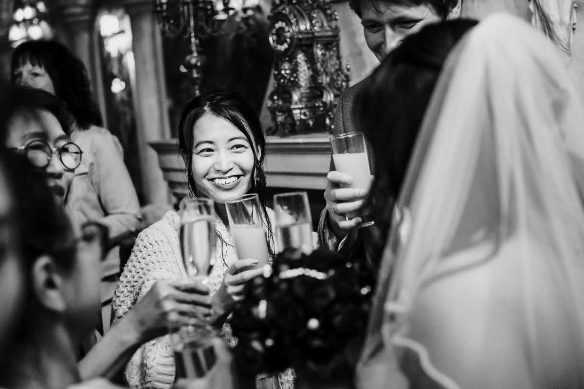 ausgelassene Stimmung der Gäste bei einer Hochzeit im Schloss Oberndorf