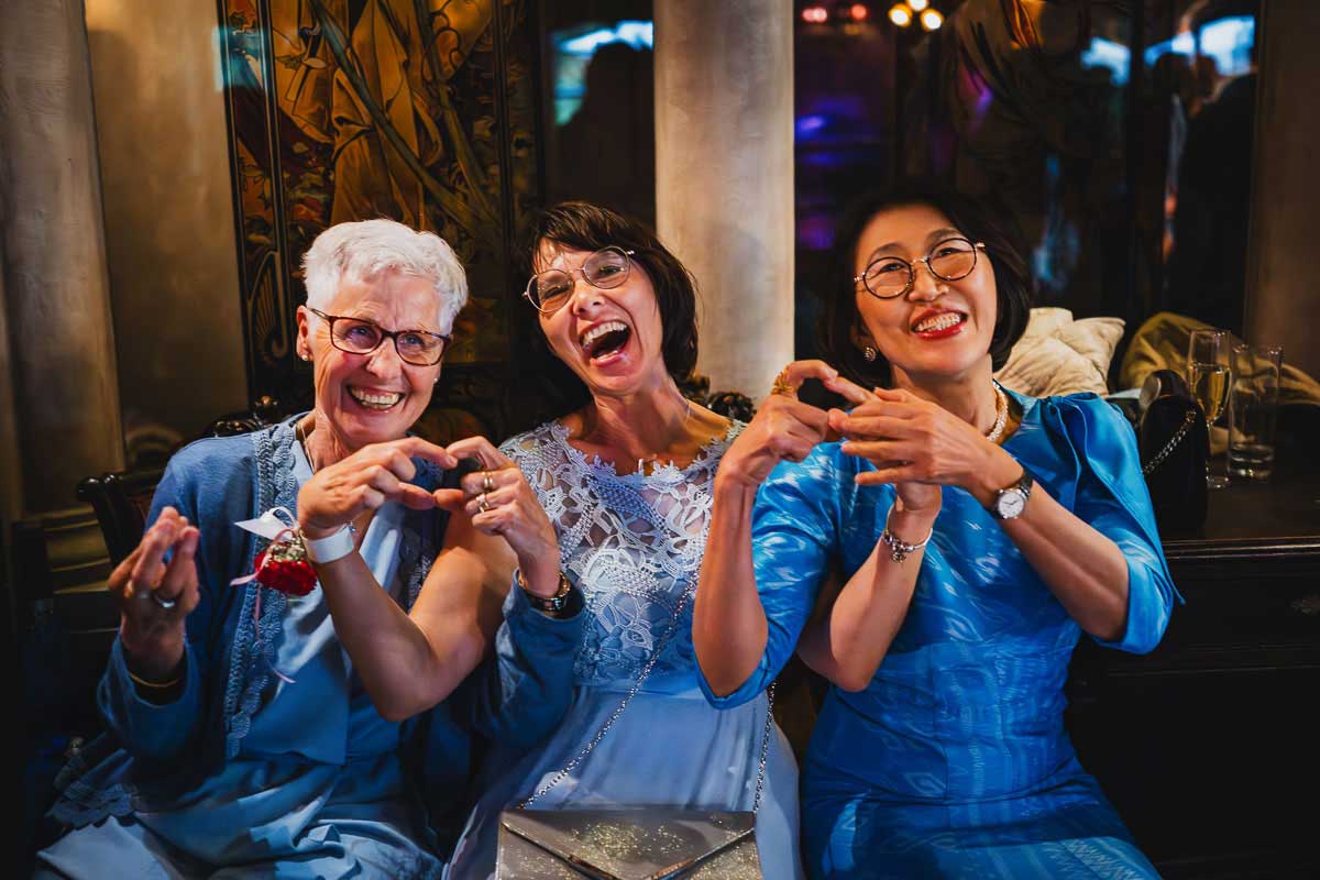 ausgelassene Stimmung der Gäste während einer Hochzeitsreportage im Schloss Oberndorf
