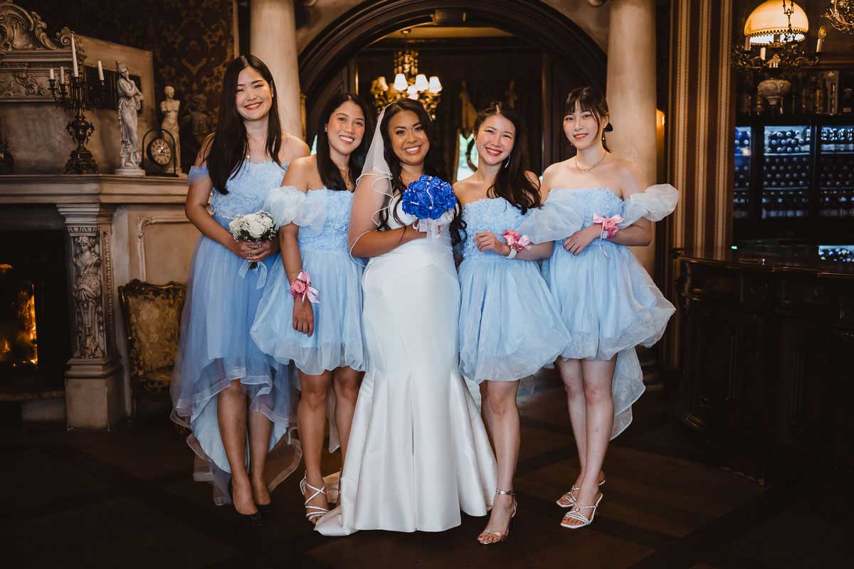 Brautjungfern mit Braut 