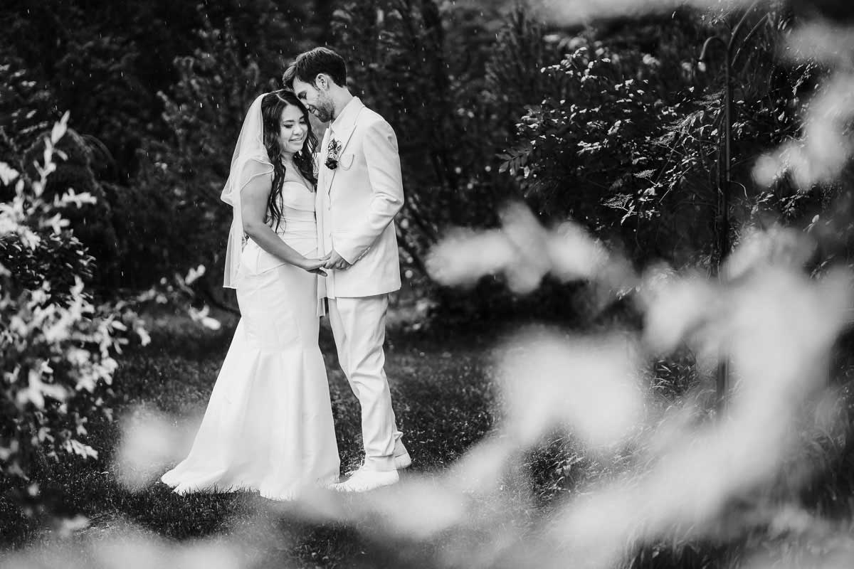 Brautpaarfoto in Schwarz Weiss bei einer Hochzeit im Schloss Oberndorf