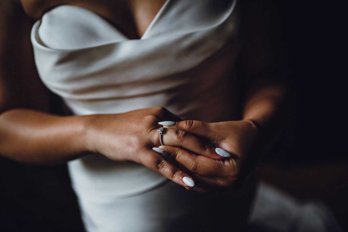 Details Ring an einer Hand der Braut