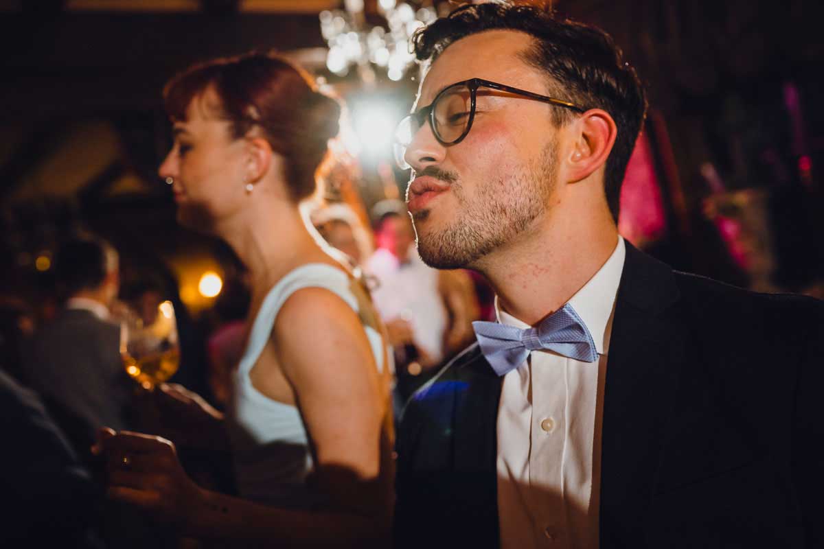 Hochzeitsparty im Schloss Oberndorf Gäste tanzen